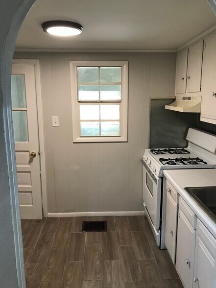 Building Photo - 6439 Glenmore Ave