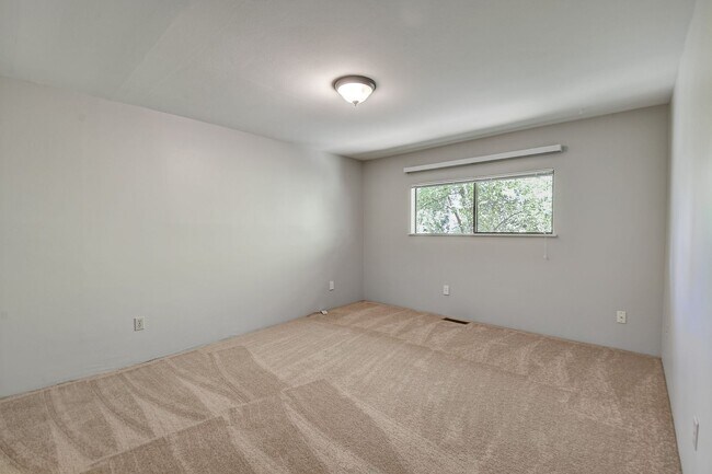Building Photo - 3bd/2.5ba Bellevue Home