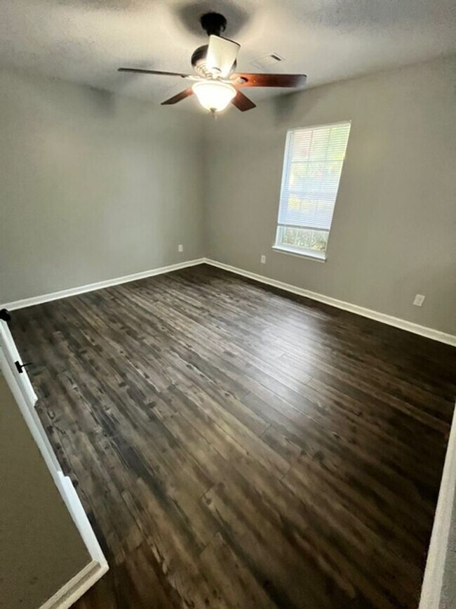 Building Photo - A Stunning Home Awaits in Crestview Planta...