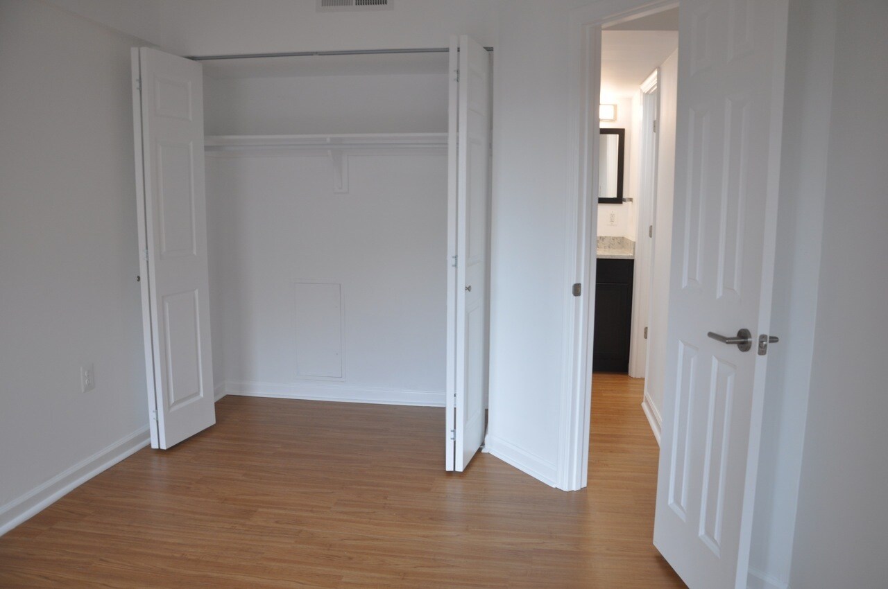 Building Photo - 1300 Army Navy Dr