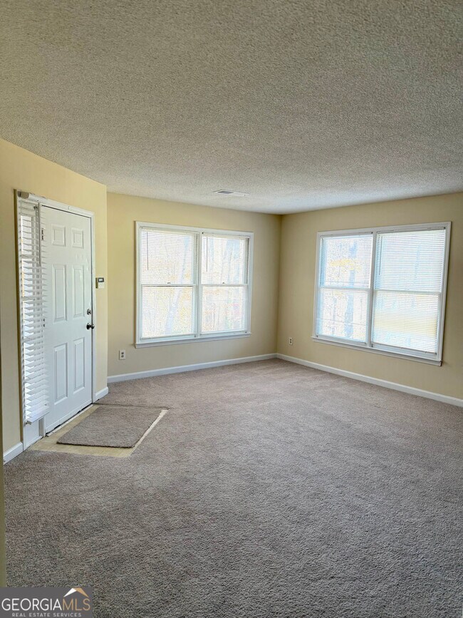 Building Photo - 1600 Oakpoint Dr SW