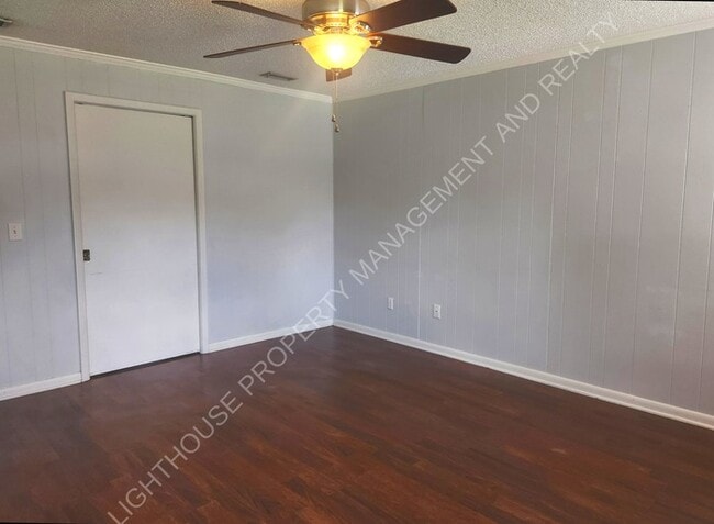 Building Photo - **Discover Your Dream Home: Spacious 4-Bed...
