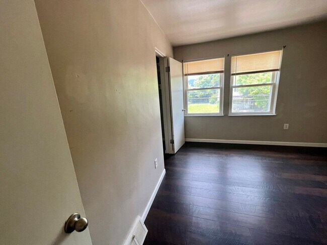 Building Photo - 146 Maplewood Ave