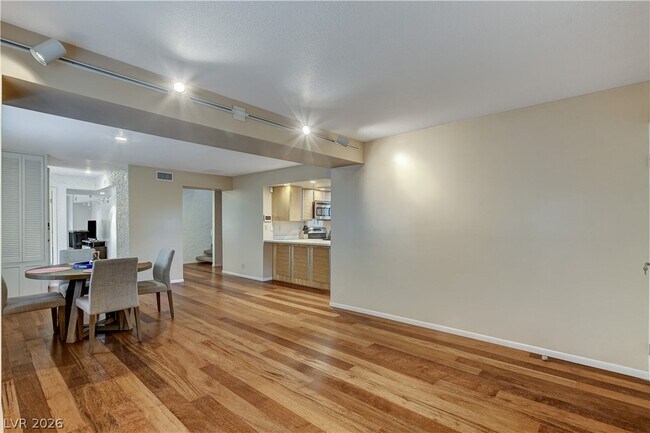 Building Photo - 3223 Pinehurst Dr