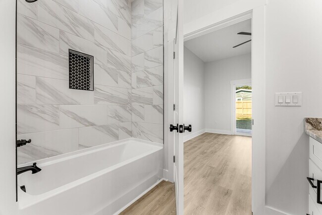 Building Photo - Water Oak