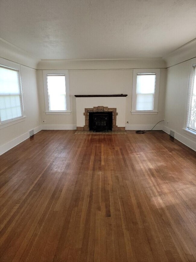 Building Photo - Beautiful Craftsman-style 3 bedroom, 2 bath home (1632 sq ft)  near Lake Steilacoom PLUS studio c...