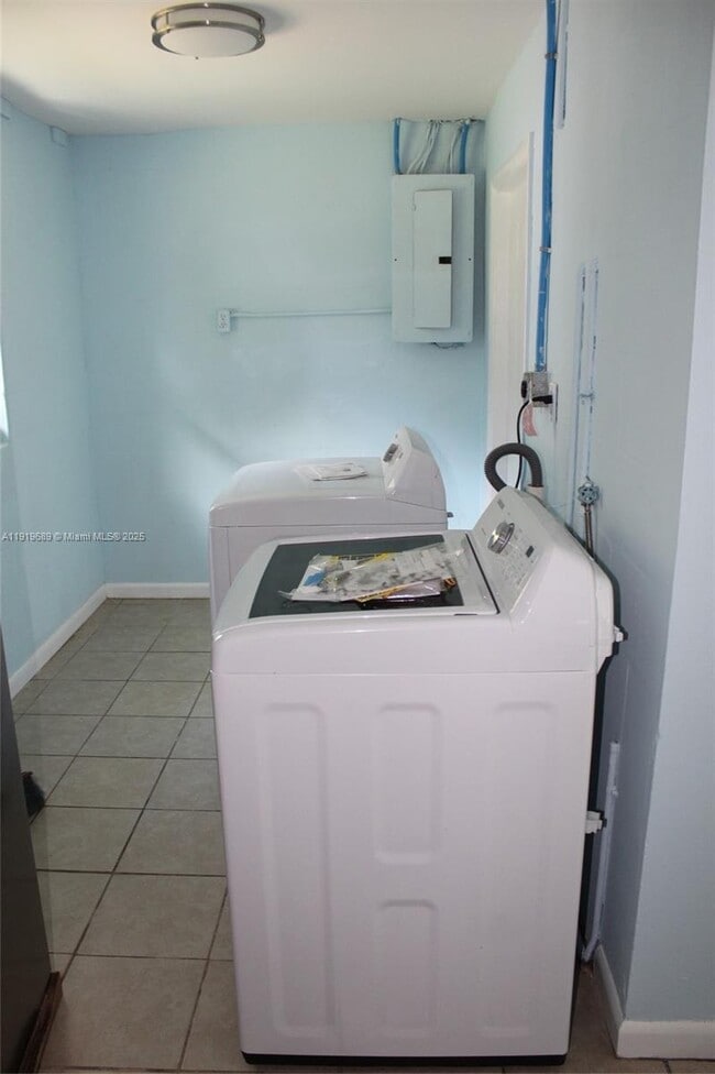 Building Photo - 5050 SE Ebbtide Ave