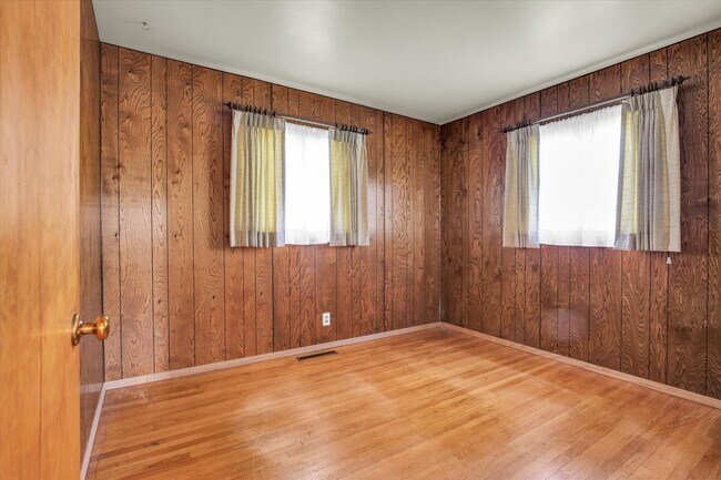 Building Photo - 9 Glenview Dr