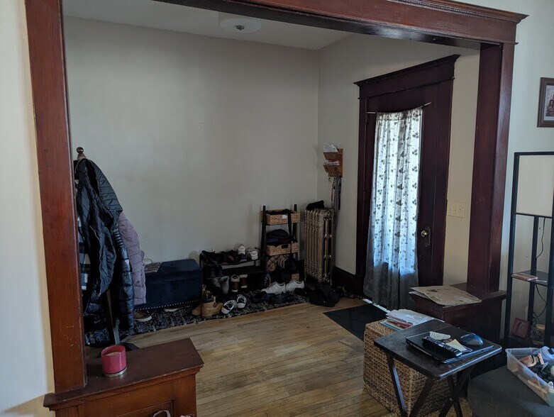 Entry - 3128 10th Ave S