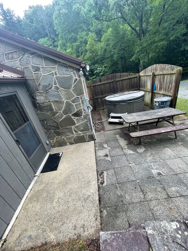 Building Photo - 296 Middle Fork Rd