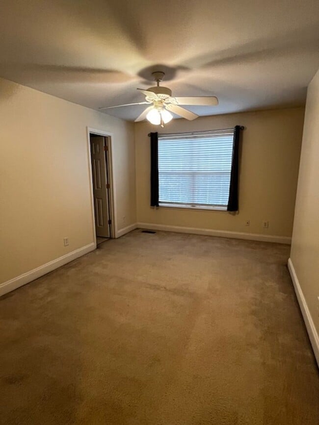 Building Photo - 2 Bedroom 2.5 bath townhome for rent