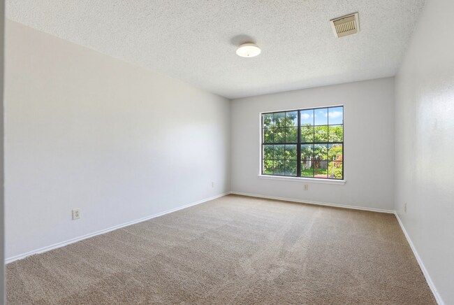 Building Photo - 13922 Villa Camino