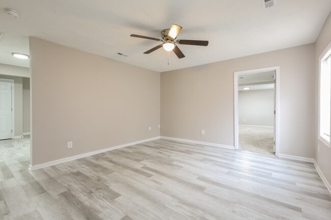 Building Photo - 614 S Depot St