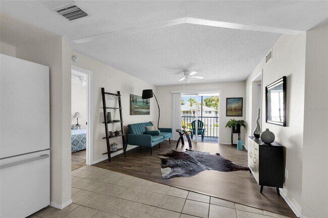 Building Photo - 588 Fairways Ln