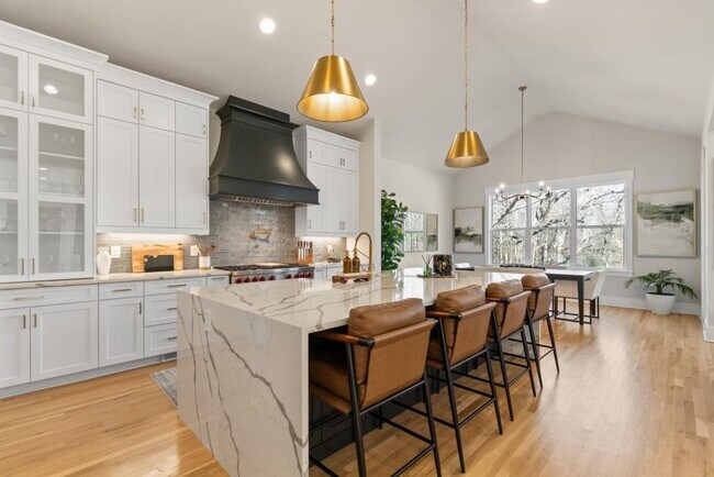 Building Photo - 568 Versailles Dr