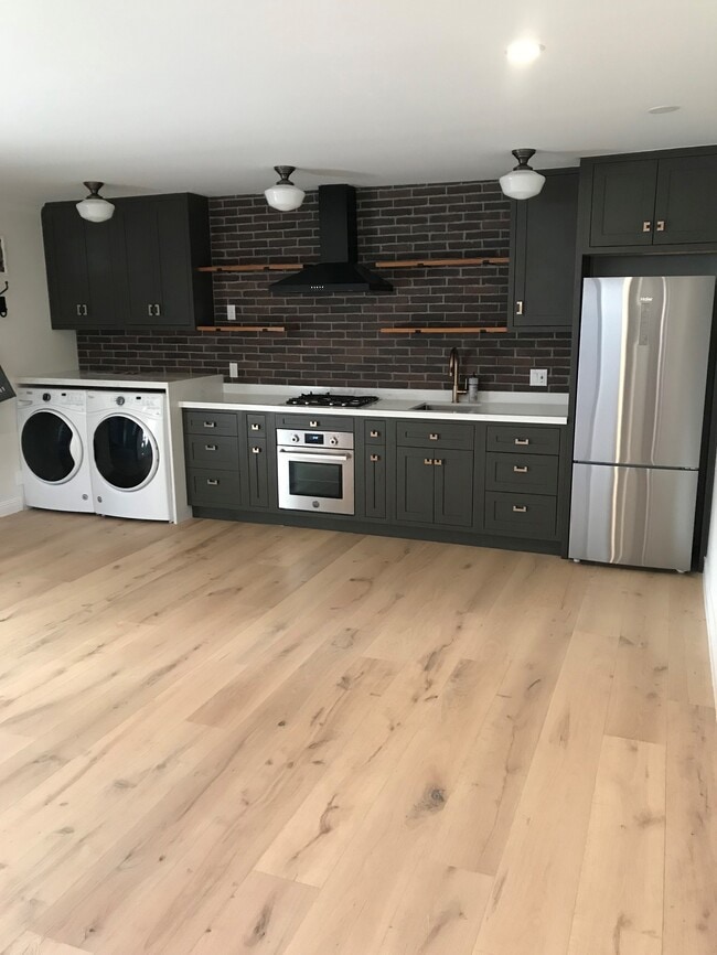 Building Photo - 4264 Grand View Blvd