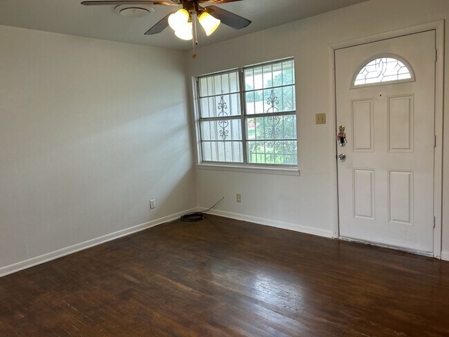 Building Photo - 3312 Lake Travis Ave