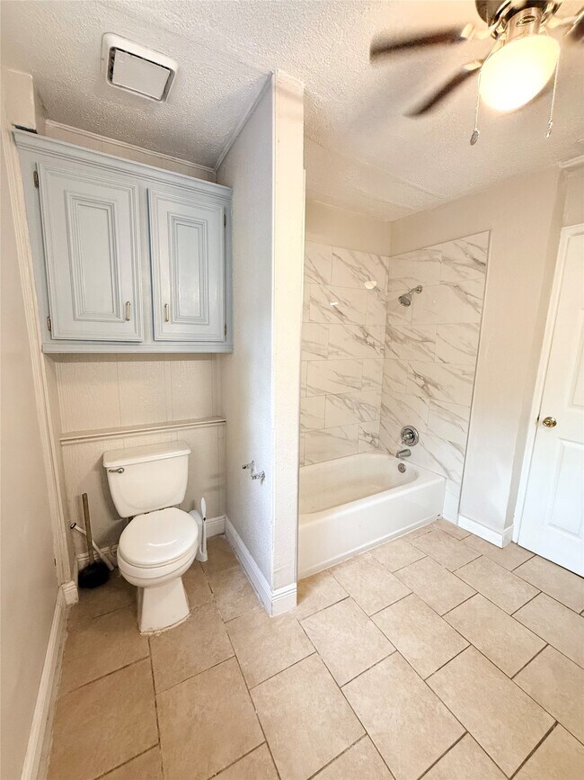 Building Photo - 6109 Saxon Dr