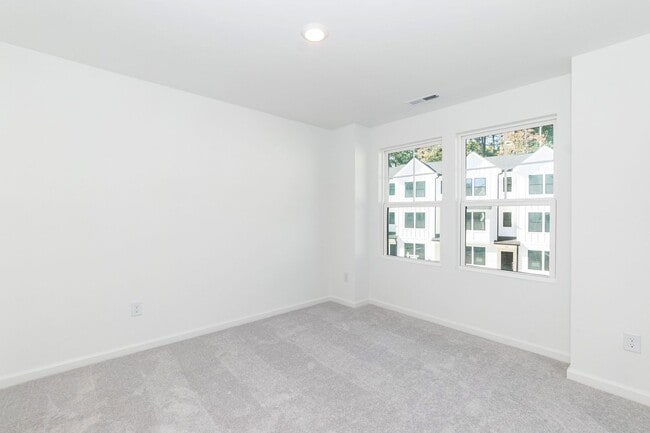 Building Photo - Three Bedroom End Unit Townhome!