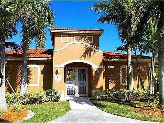 Pool access - 8537 SW 214th Ln