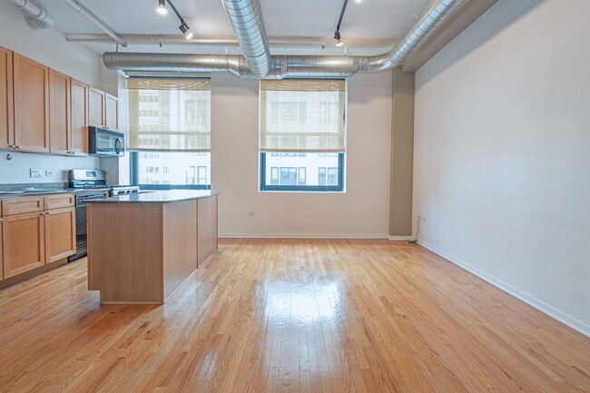 Building Photo - 6 E Monroe St