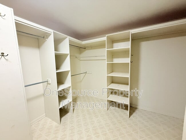 Building Photo - 656 S 11th St