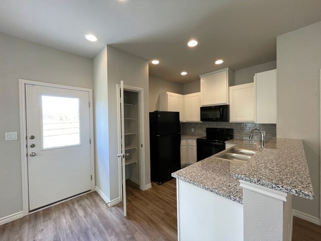 Building Photo - Townhome for rent