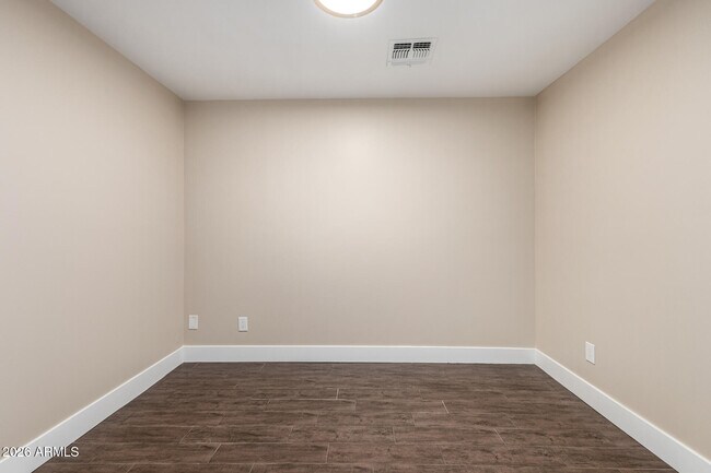 Building Photo - 7613 W Devonshire Ave