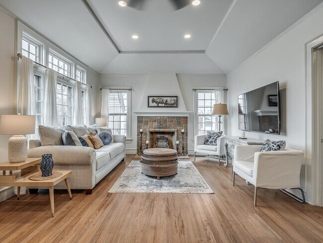 Building Photo - Stylish & Fully Furnished Home in the Hear...
