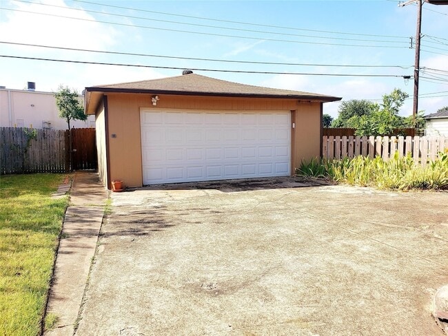 Building Photo - 11038 Wyatt St