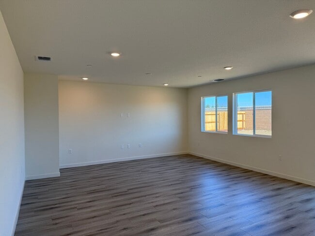 Building Photo - 2025 New Build! 5 bed 3 bath