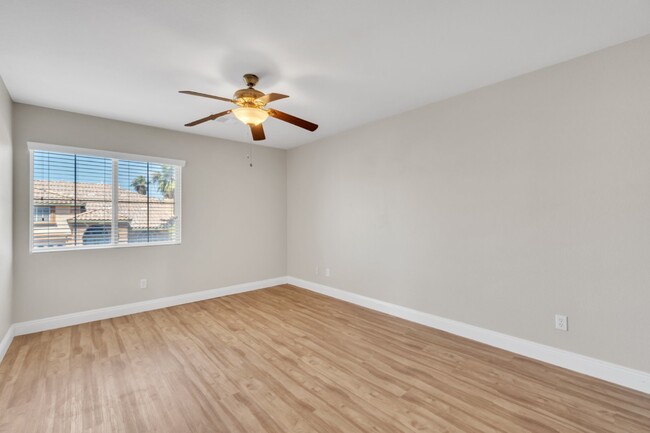 Building Photo - LUXORY 5 BEDROOM 3 1/2 BATH HOME LOCATED I...