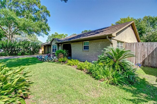 Building Photo - 9638 Meadowglen Ln