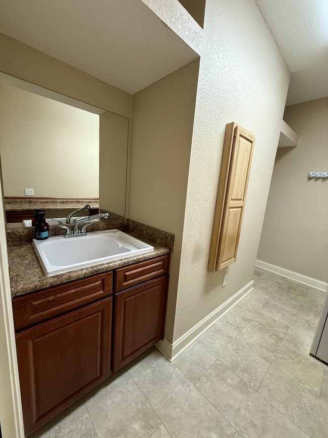 Building Photo - 421 Amberland Ln