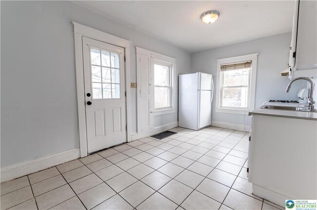 Building Photo - 2001 Ferry St