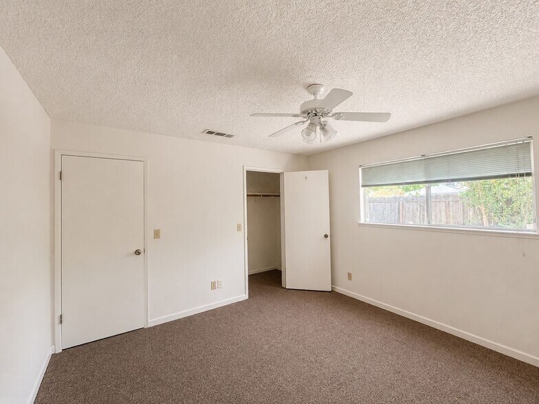 Building Photo - 3440 La Jolla Way