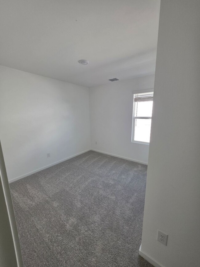 Building Photo - "Feel Right at Home – Modern 3 Bed, 2.5 Ba...
