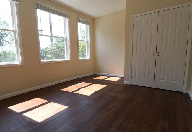 Building Photo - 318 Raymond St