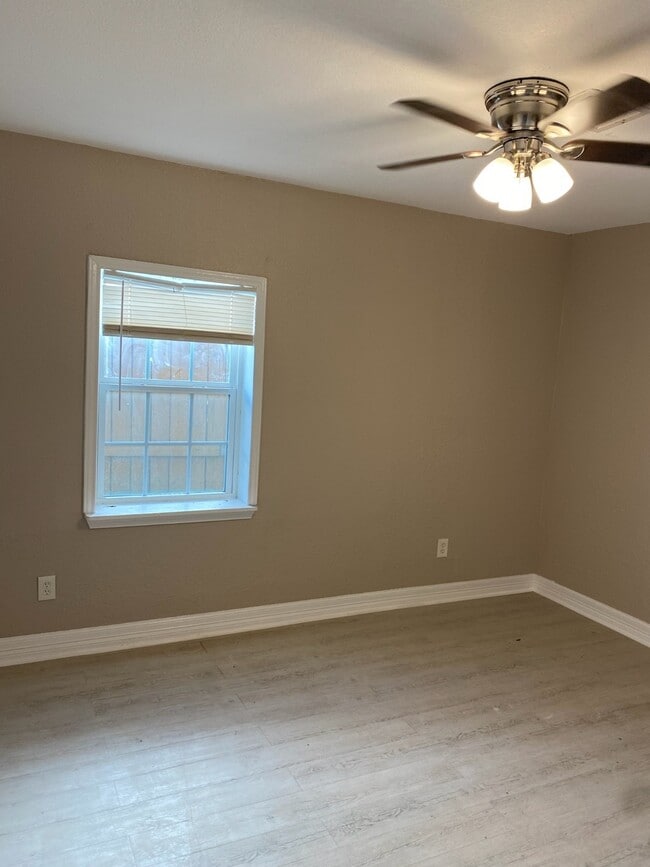 Building Photo - 5714 Southwind St
