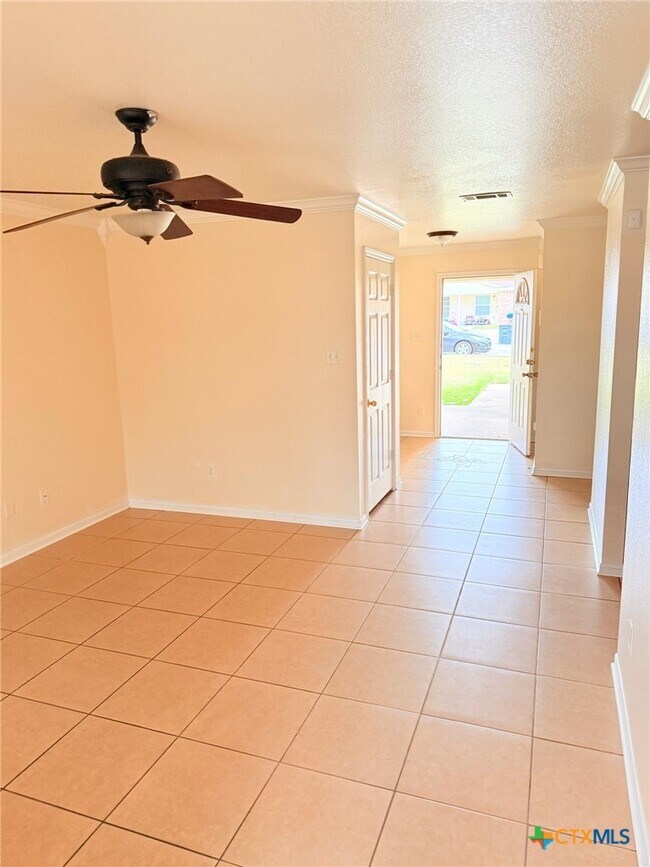 Building Photo - 102 Kings Ct