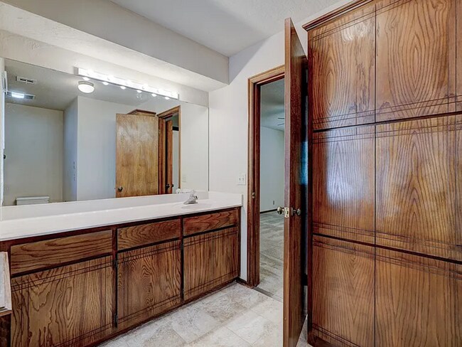 Building Photo - Beautiful 3bed/3bath Townhome Available in Westside Norman!!