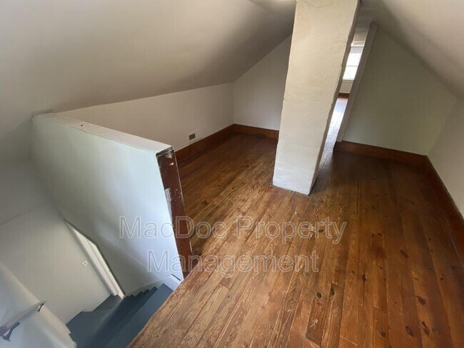 Building Photo - 119 Gibson St