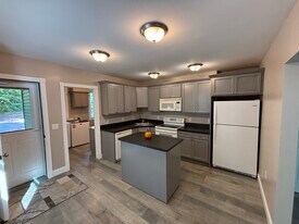 Building Photo - 1744 Farmington Ave
