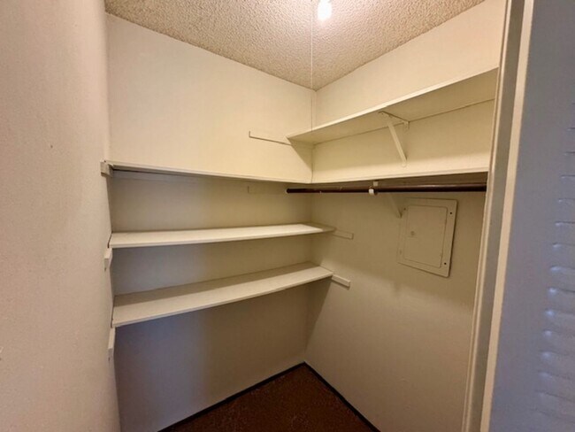 Building Photo - Wonderful lower level 2 bedroom, 1 bath co...