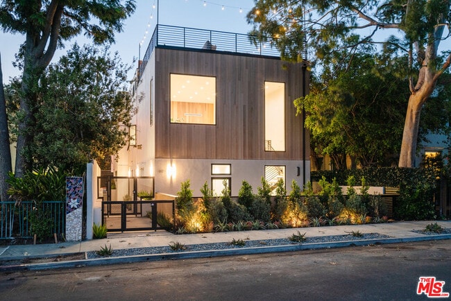 Building Photo - 609 Broadway St