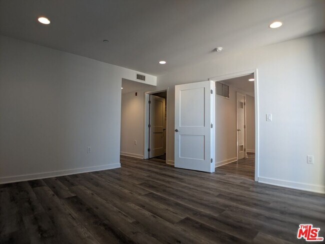 Building Photo - 5143 White Oak Ave