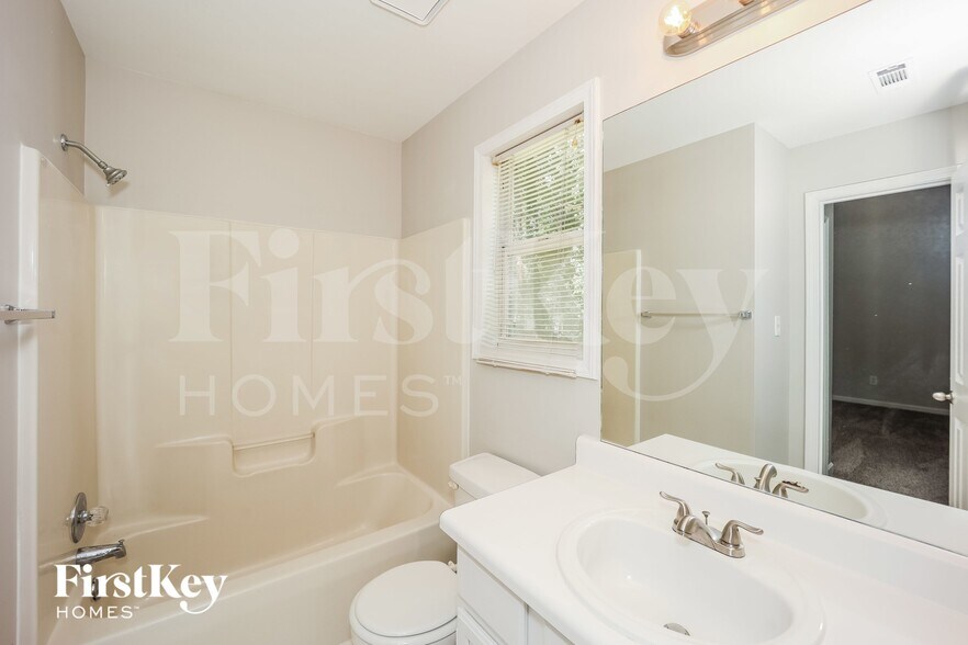 Building Photo - 42 Treetop Ln