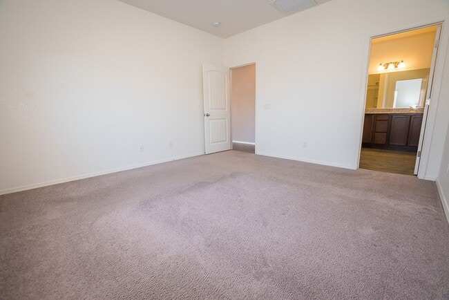 Building Photo - Great Open Floor Plan 3 Bedroom, 2 Bath, Central A/C in Holiday Subdivision!
