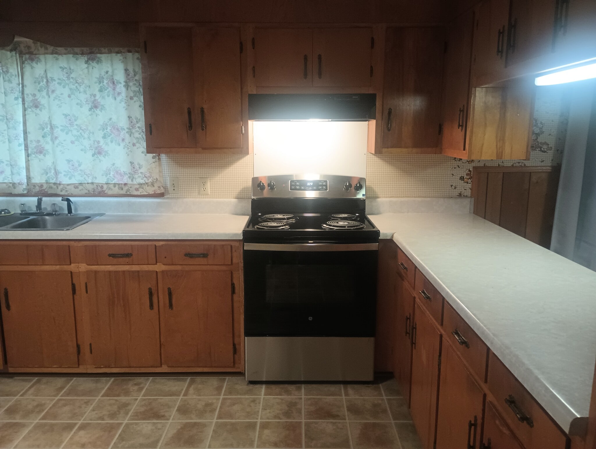 Brand New oven - 1039 Old State Highway 8