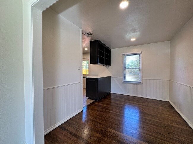 Building Photo - Charming Home for Rent